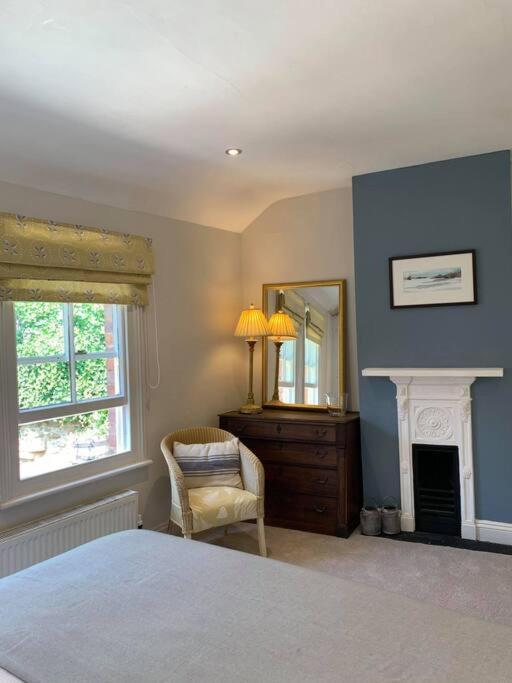 Beautiful Georgian Cottage Within A Private Walled Garden Oakham Exterior photo